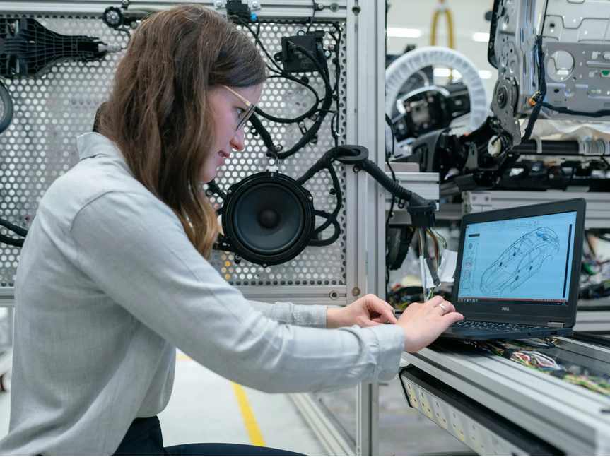 junges Mädchen programmiert am Laptop